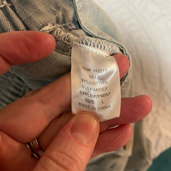 NWT Denim Ruffled Shorts Size Large - Picture 2 of 5